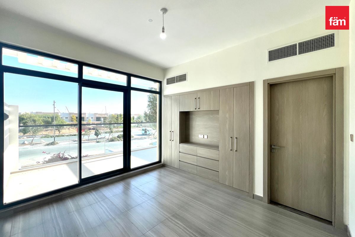 Stylish Townhouse in Damac-13